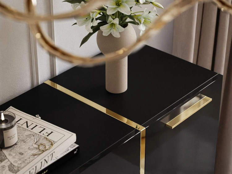 Dwudrzwiowa komoda 158 cm z trzema szufladami i złotymi uchwytami Lunelie czarny połysk