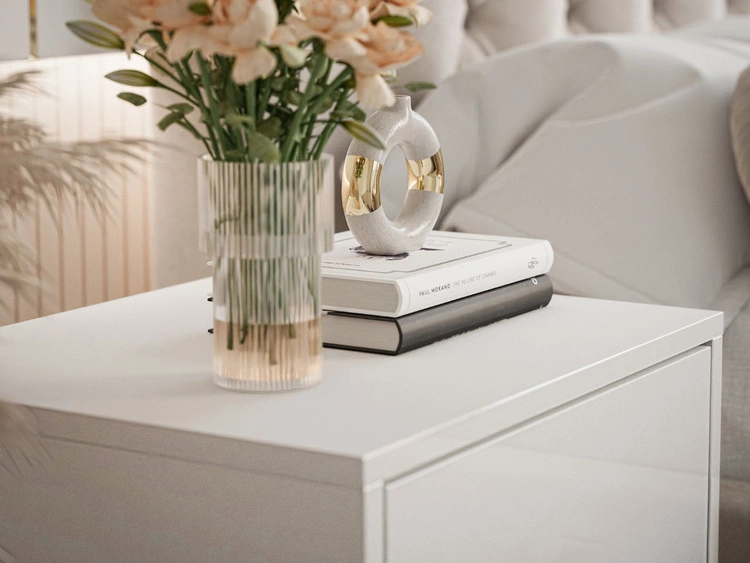 Stolik nocny z szufladą i złotymi nogami Brisa biały połysk