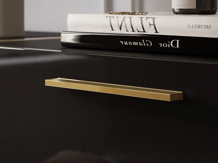 Czterodrzwiowa komoda 158 cm w stylu glamour ze złotymi uchwytami Lunelie czarny połysk