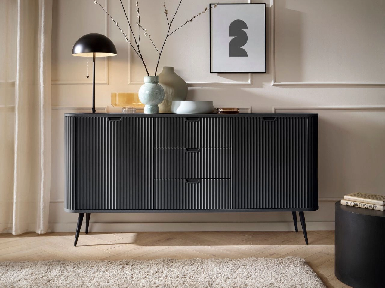 Komoda z drzwiami i szufladami na czarnych nogach Viva Czarna