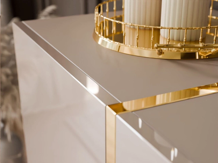 Czterodrzwiowa komoda 158 cm w stylu glamour Lunelie kaszmir połysk