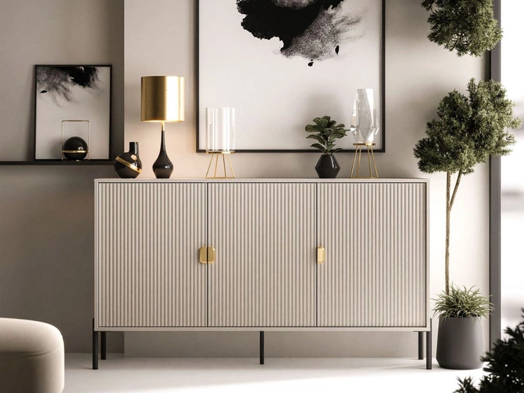 Komoda trzydrzwiowa szeroka, ze złotymi uchwytami Orlean kaszmir mat