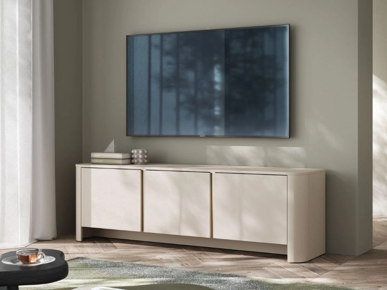 Szafka RTV ze złotą listwą dekoracyjną do salonu Brillo Kaszmir