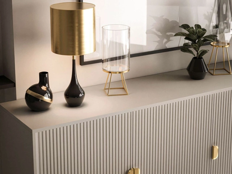 Komoda trzydrzwiowa szeroka, ze złotymi uchwytami Orlean kaszmir mat