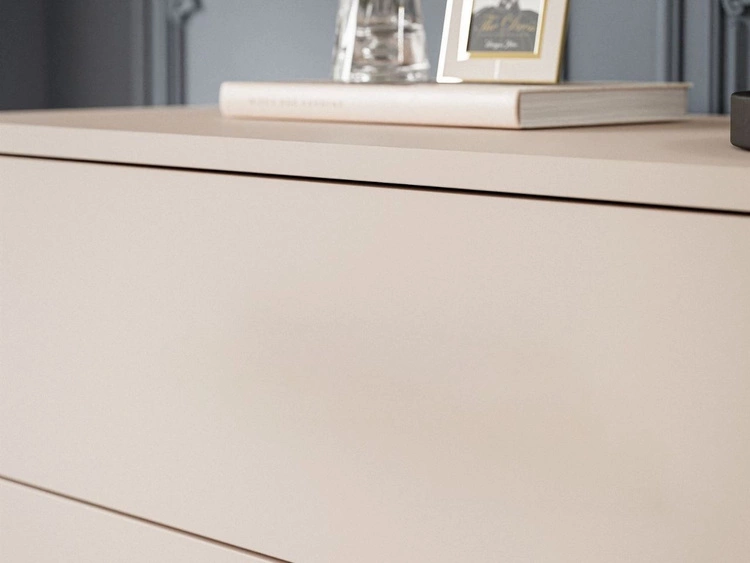 Komoda z szufladami i oświetleniem LED na srebrnych nogach Nuveo Kaszmir