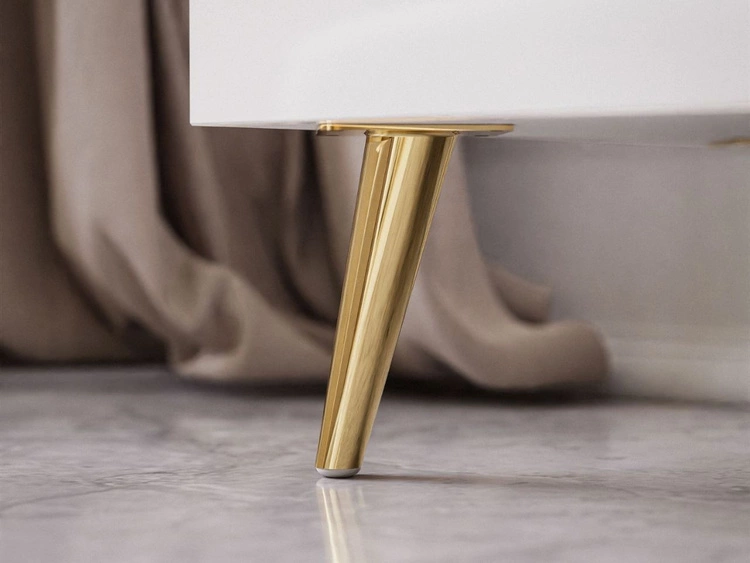 Czterodrzwiowa komoda 158 cm w stylu glamour na złotych nogach Lunelie biały połysk