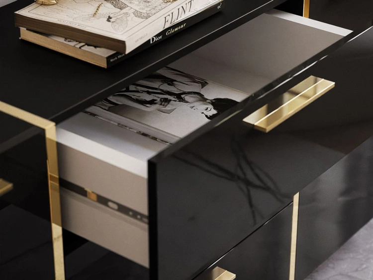 Dwudrzwiowa komoda 158 cm z trzema szufladami i złotymi uchwytami Lunelie czarny połysk