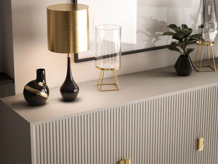 Komoda trzydrzwiowa szeroka, ze złotymi uchwytami i nogami Orlean kaszmir mat