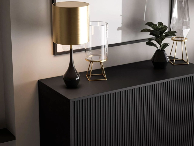 Wysoka komoda dwudrzwiowa ze złotymi uchwytami Orlean czarny mat