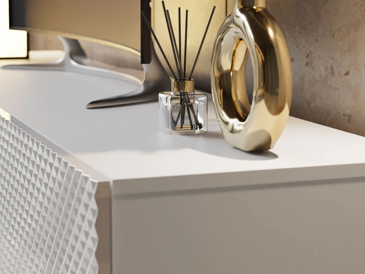 Szafka RTV z frezowanymi frontami 3D i metalowymi chromowanymi nóżkami Celiane biały połysk