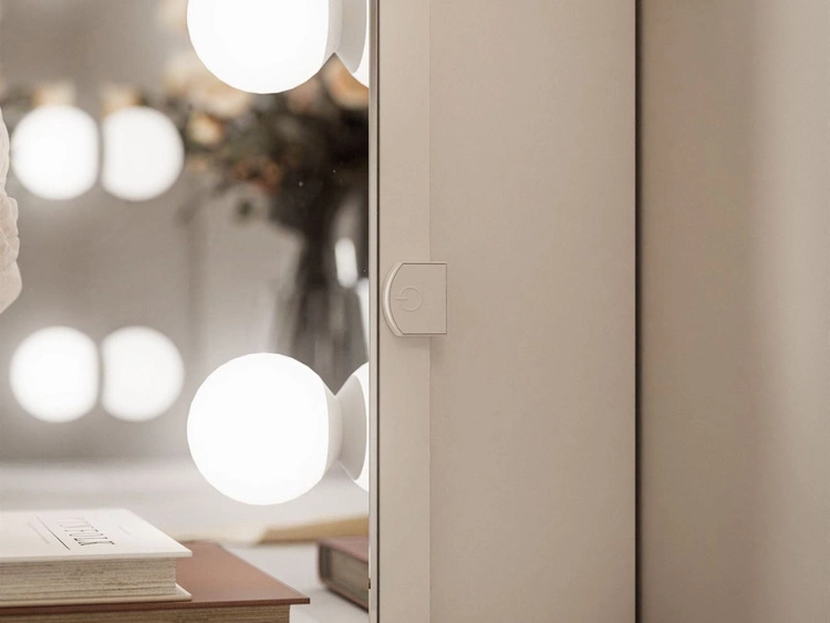 Toaletka kosmetyczna w stylu glamour z szufladami, lustrem i oświetleniem LED Olivine Elite biały połysk