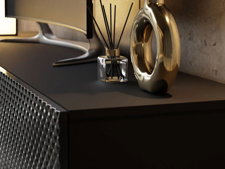 Szafka RTV z frezowanymi frontami 3D i metalowymi czarno-złotymi nóżkami Celiane czarny połysk