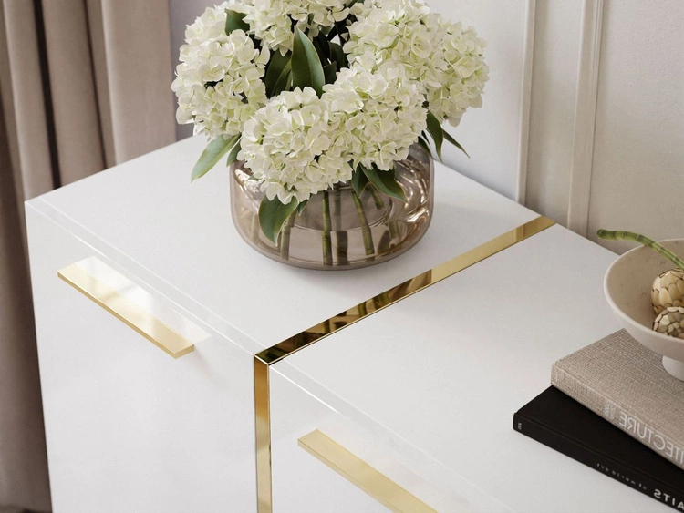 Czterodrzwiowa komoda 158 cm w stylu glamour ze złotymi uchwytami i nogami Lunelie biały połysk