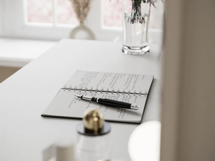 Toaletka z szufladami, kryształowymi uchwytami i oświetleniem LED Nesso biały mat