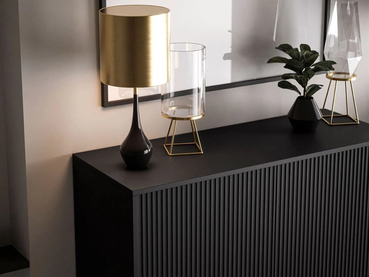 Wysoka komoda dwudrzwiowa ze złotymi uchwytami i nogami Orlean czarny mat