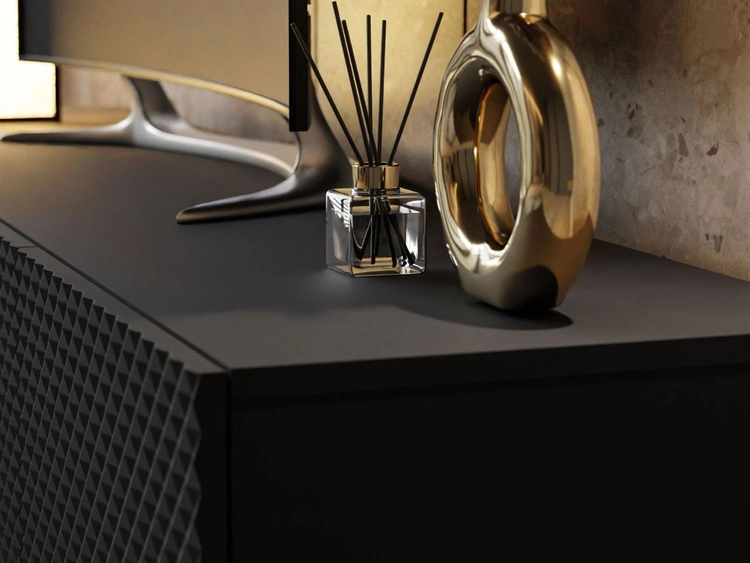 Szafka RTV z metalowymi czarno-złotymi nóżkami i frezowanymi frontami 3D Celiane czarny mat