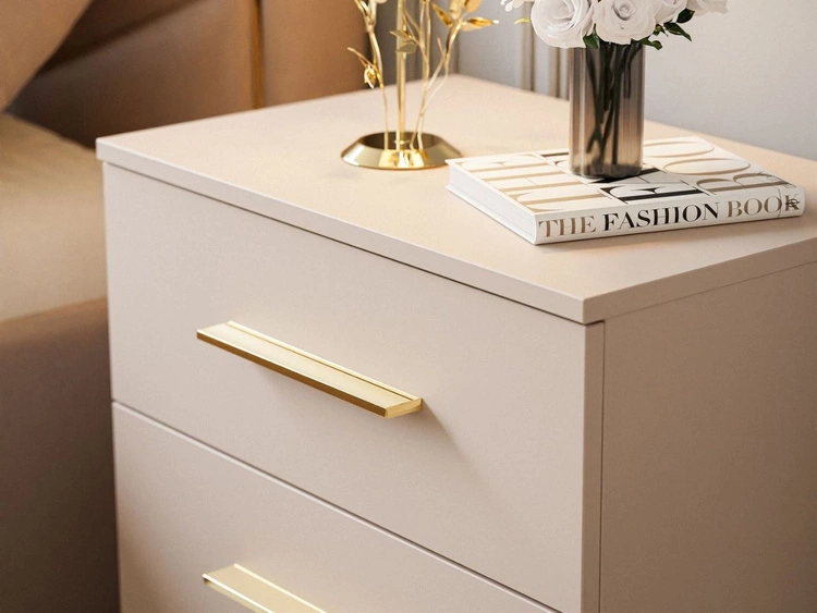 Stolik nocny z dwoma szufladami na złotych nóżkach Nuveo Kaszmir