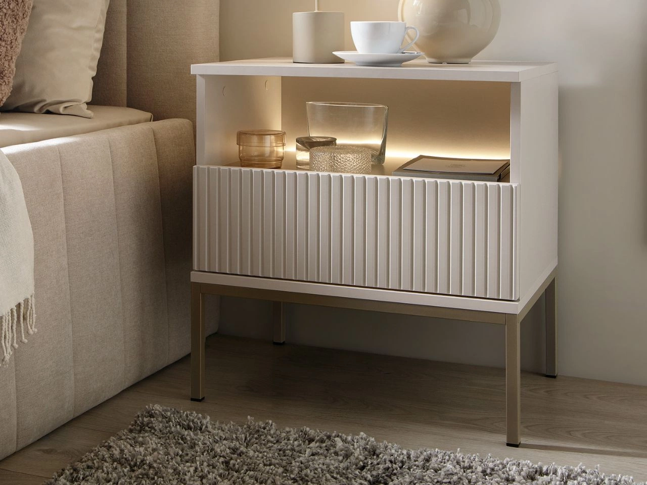 Stolik nocny z szufladą i oświetleniem LED Deo Kaszmirowy