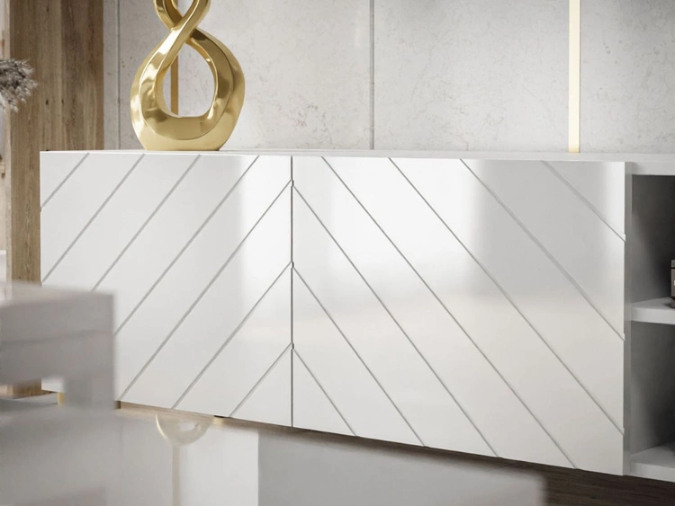 Szafka RTV w stylu glamour z frezowanymi frontami i czarnymi nóżkami Vionel biały połysk