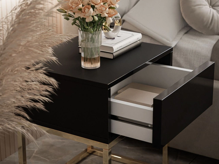 Stolik nocny z szufladą i złotymi nogami Brisa czarny połysk
