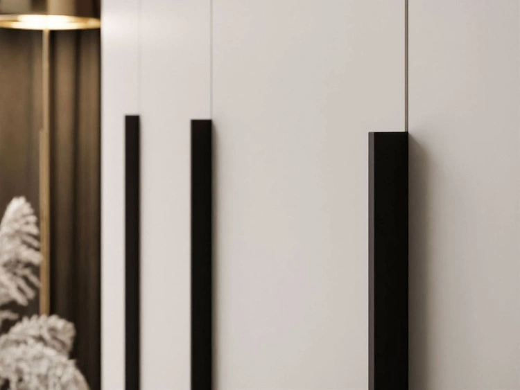 Szafa czterodrzwiowa z drzwiami uchylnymi i czarnymi uchwytami Ameli Kaszmir