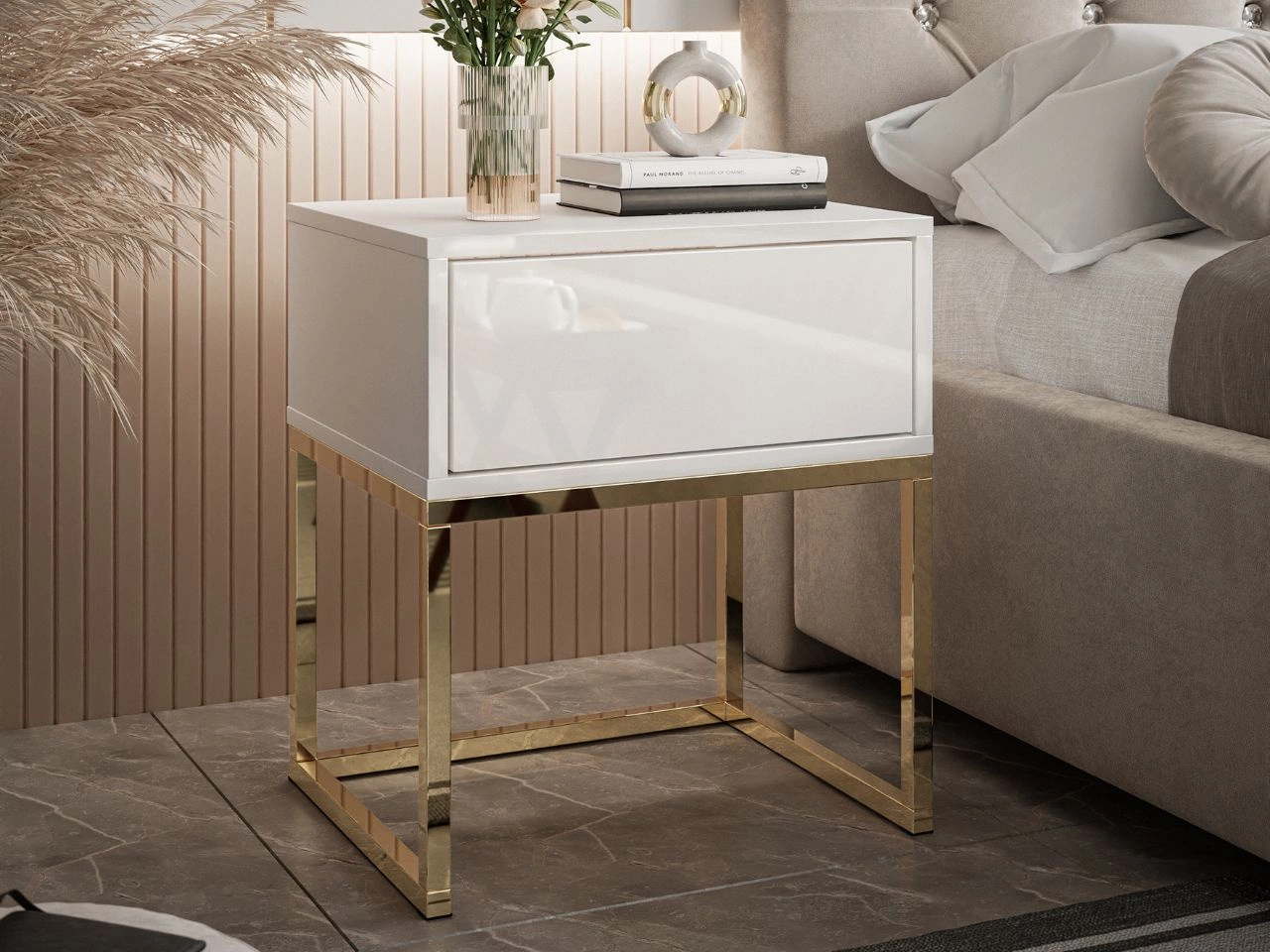 Stolik nocny z szufladą i złotymi nogami Brisa biały połysk