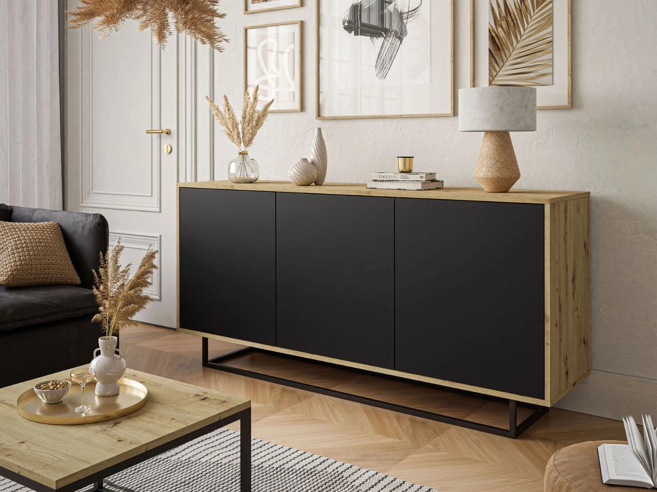 Trzydrzwiowa komoda 154 cm w stylu loft na czarnym stelażu Vivance czarny mat i dąb artisan