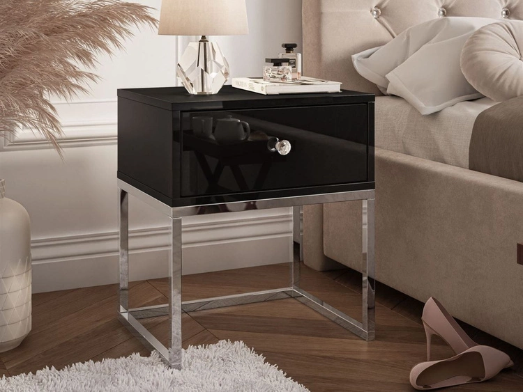 Stolik nocny glamour z szufladą i srebrnymi nogami Brisa czarny połysk