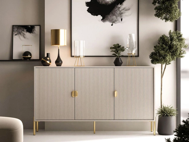 Komoda trzydrzwiowa szeroka, ze złotymi uchwytami i nogami Orlean kaszmir mat