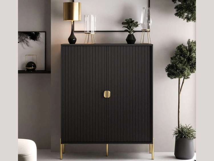 Wysoka komoda dwudrzwiowa ze złotymi uchwytami i nogami Orlean czarny mat