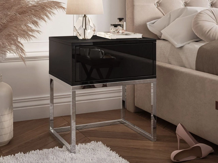 Stolik nocny z szufladą i srebrnymi nogami Brisa czarny połysk