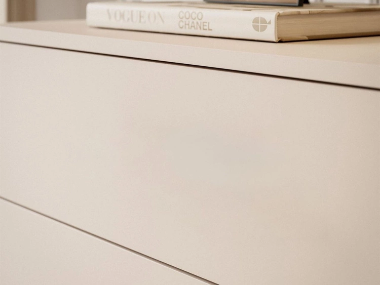 Komoda z szufladami i oświetleniem LED na czarnych nogach Nuveo Kaszmir