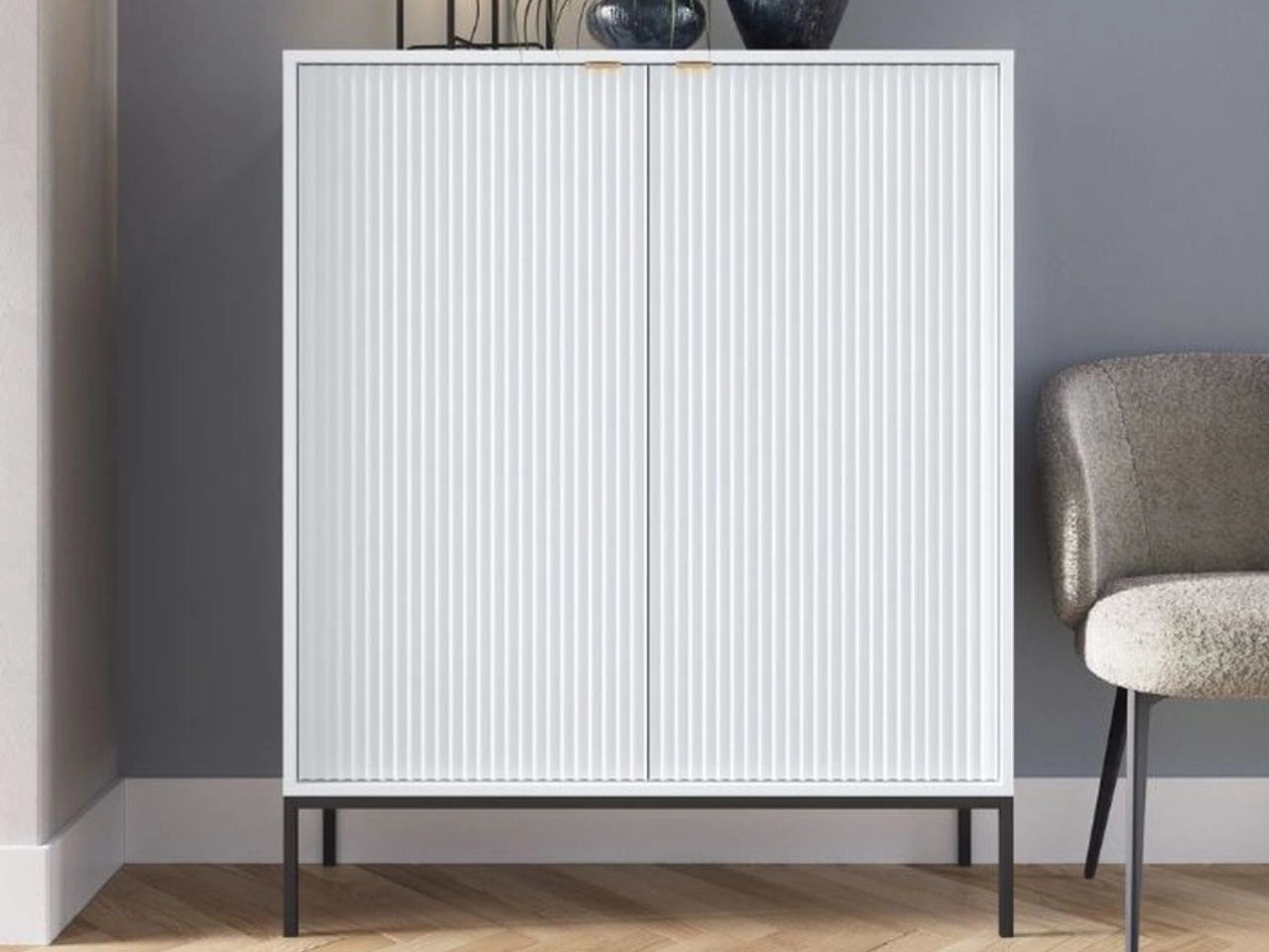 Komoda z drzwiami Amber biała na czarnych nogach