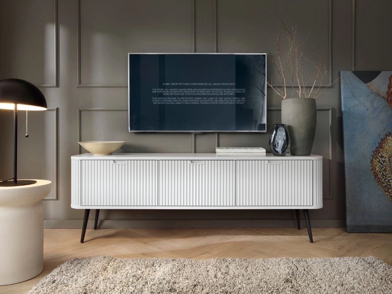 Szafka pod telewizor z drzwiczkami na czarnych nogach Viva Biała