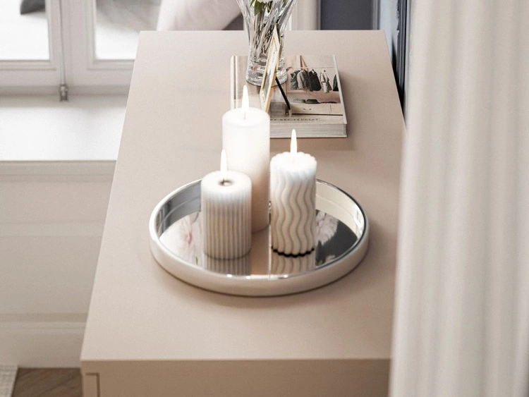 Komoda z szufladami i oświetleniem LED na złotych nogach Nuveo Kaszmir