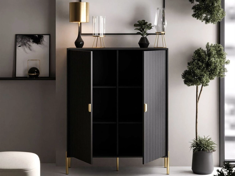 Wysoka komoda dwudrzwiowa ze złotymi uchwytami i nogami Orlean czarny mat